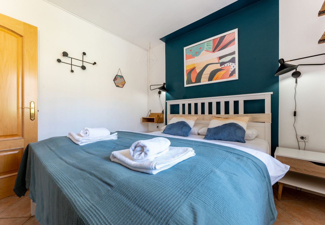 Apartment in Torremolinos - Cozy 1BR  sea views & pool in Torremolinos