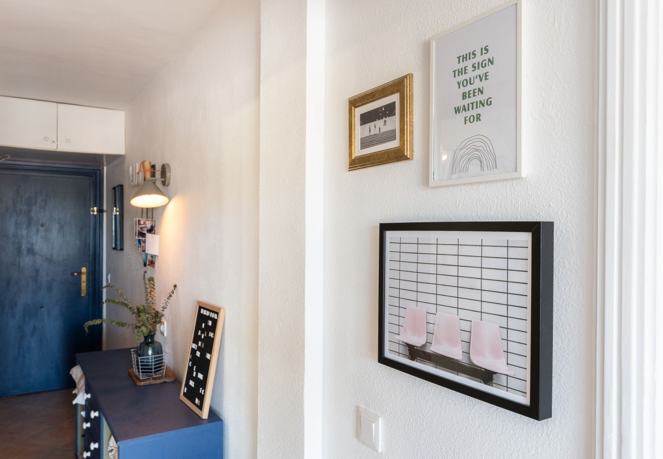 Apartment in Torremolinos - Cozy 1BR  sea views & pool in Torremolinos