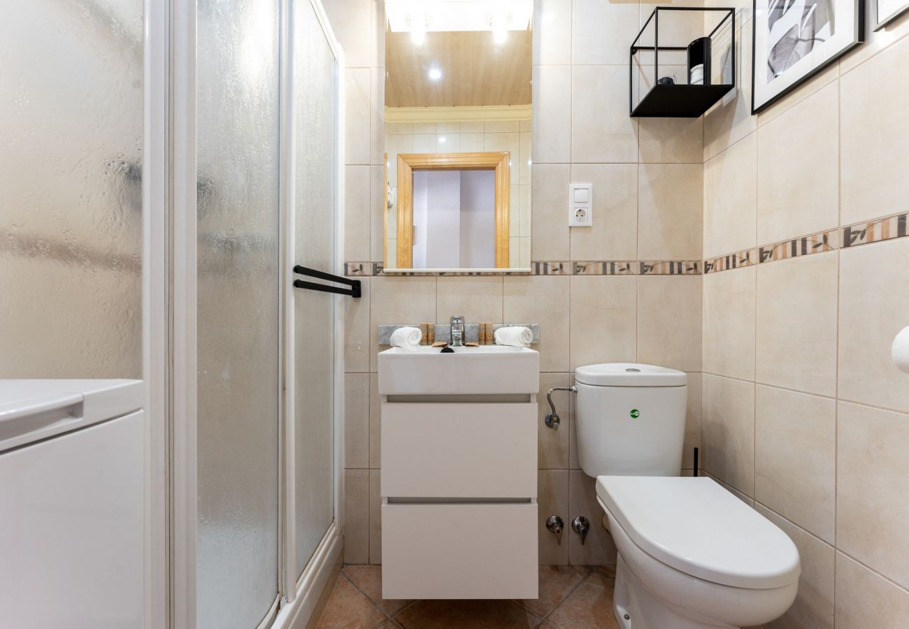 Apartment in Torremolinos - Cozy 1BR  sea views & pool in Torremolinos