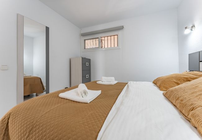 Apartment in Benalmádena - Coastal Charm: Renovated 2-Bed Apt, Pool, Sea Views