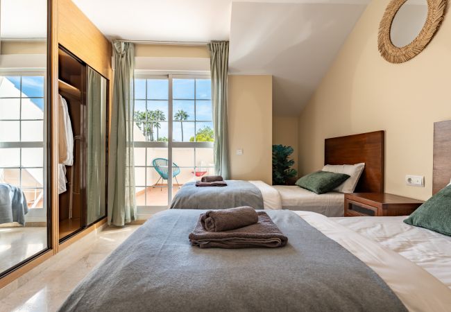 Apartment in Benalmádena - Coastal Paradise: 3BR + Pool + Sea Views! Apartment in Benalmádena - Coastal Paradise: 3BR + Pool + Sea Views!