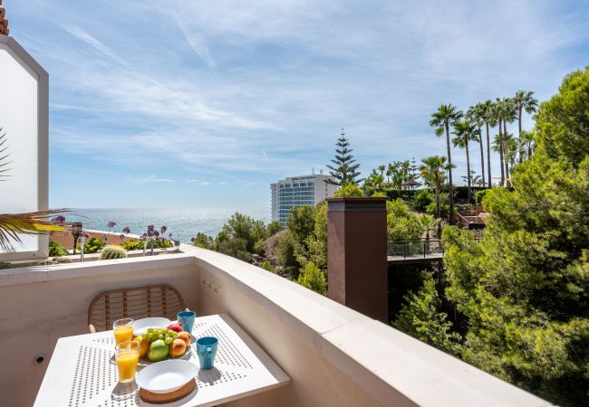 Apartment in Benalmádena - Coastal Paradise: 3BR + Pool + Sea Views!
