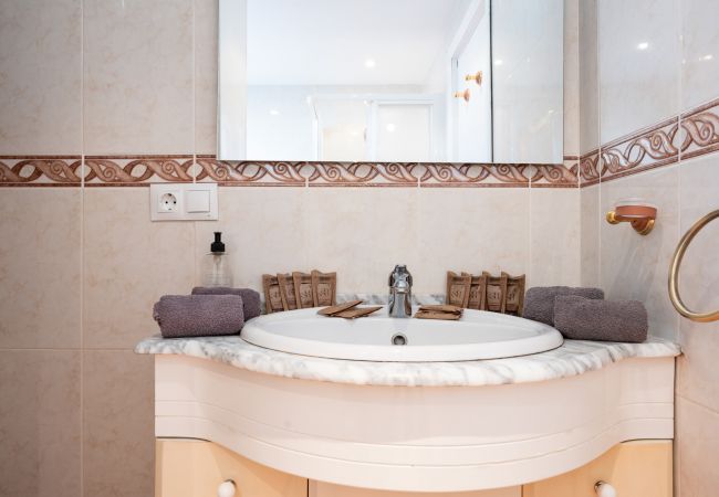 Apartment in Benalmádena - Sunny 2BR: Pool, with Terrace, and SeaView Apartment in Benalmádena - Sunny 2BR: Pool, with Terrace, and SeaView