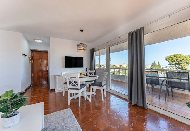 Apartment in Benalmádena - Sunny 2BR: Pool, with Terrace, and SeaView Apartment in Benalmádena - Sunny 2BR: Pool, with Terrace, and SeaView
