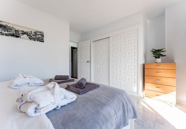 Apartment in Benalmádena - Sunny 2BR: Pool, with Terrace, and SeaView Apartment in Benalmádena - Sunny 2BR: Pool, with Terrace, and SeaView