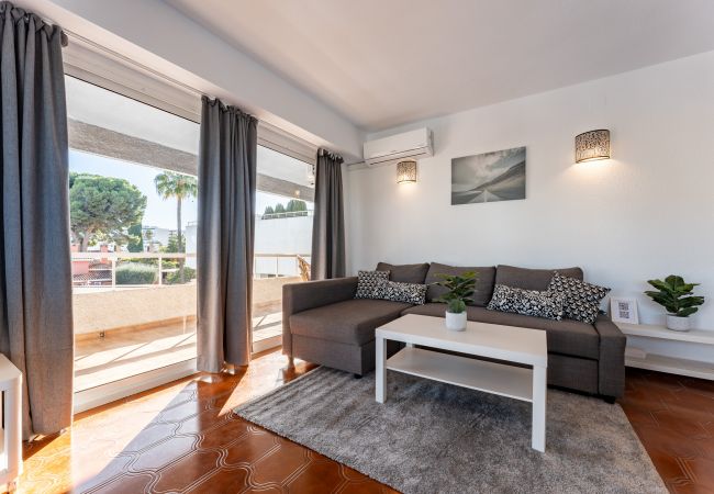 Apartment in Benalmádena - Sunny 2BR: Pool, with Terrace, and SeaView Apartment in Benalmádena - Sunny 2BR: Pool, with Terrace, and SeaView