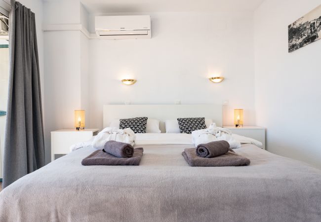 Apartment in Benalmádena - Sunny 2BR: Pool, with Terrace, and SeaView Apartment in Benalmádena - Sunny 2BR: Pool, with Terrace, and SeaView