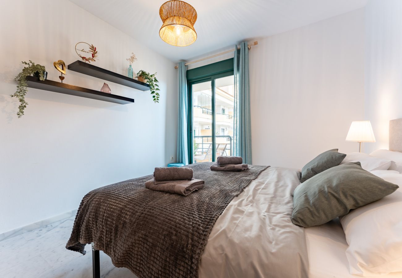 Apartment in Benalmádena - Coastal Comfort 2BR, Pool, Terrace, parking