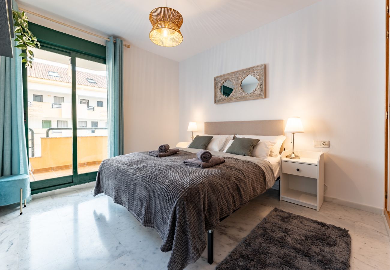 Apartment in Benalmádena - Coastal Comfort 2BR, Pool, Terrace, parking