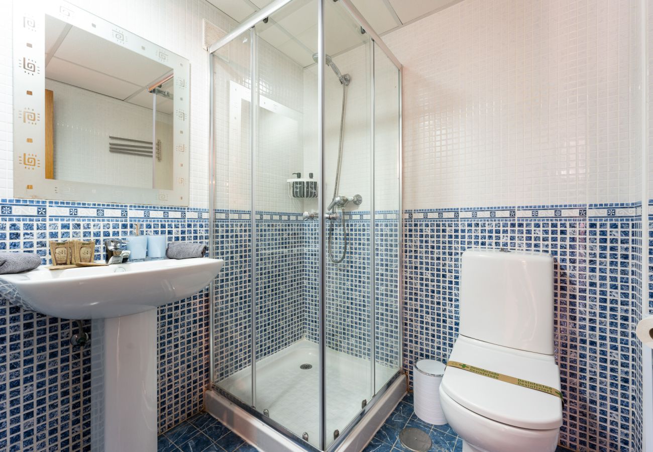 Apartment in Benalmádena - Coastal Comfort 2BR, Pool, Terrace, parking
