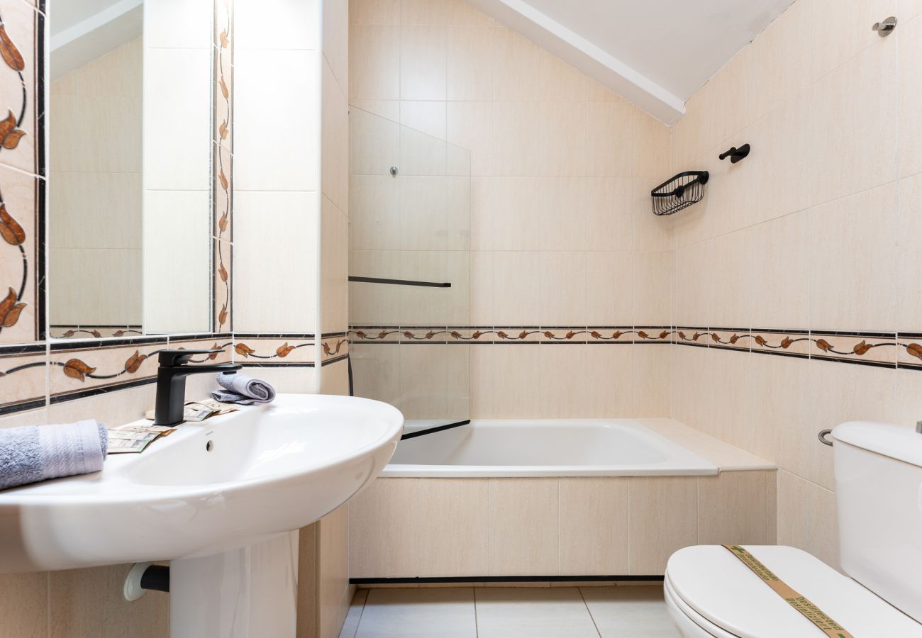 Townhouse in Benalmádena - Stylish Seaview Townhouse: 3BR, Pool, 4 Terraces,