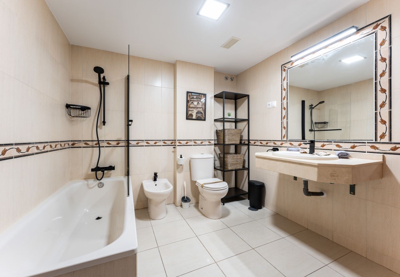 Townhouse in Benalmádena - Stylish Seaview Townhouse: 3BR, Pool, 4 Terraces,