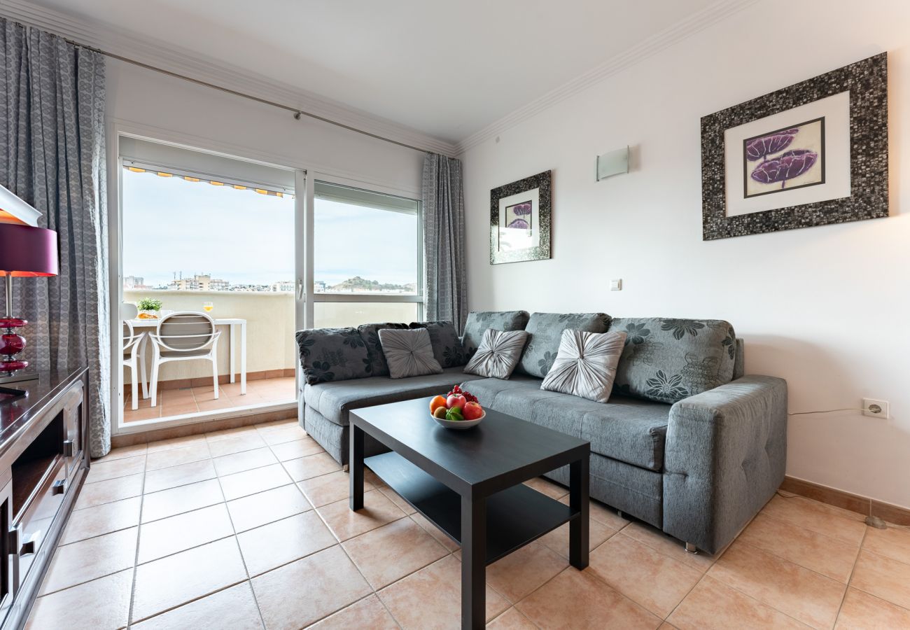 Apartment in Benalmádena - Benalbeach Bliss: Seafront Retreat with Balcony