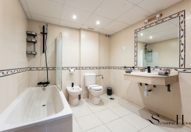 Terraced House in Benalmádena - 3Bd townhouse Jacuzzi , Sea view , pool , private garage  Terraced House in Benalmádena - 3Bd townhouse Jacuzzi , Sea view , pool , private garage