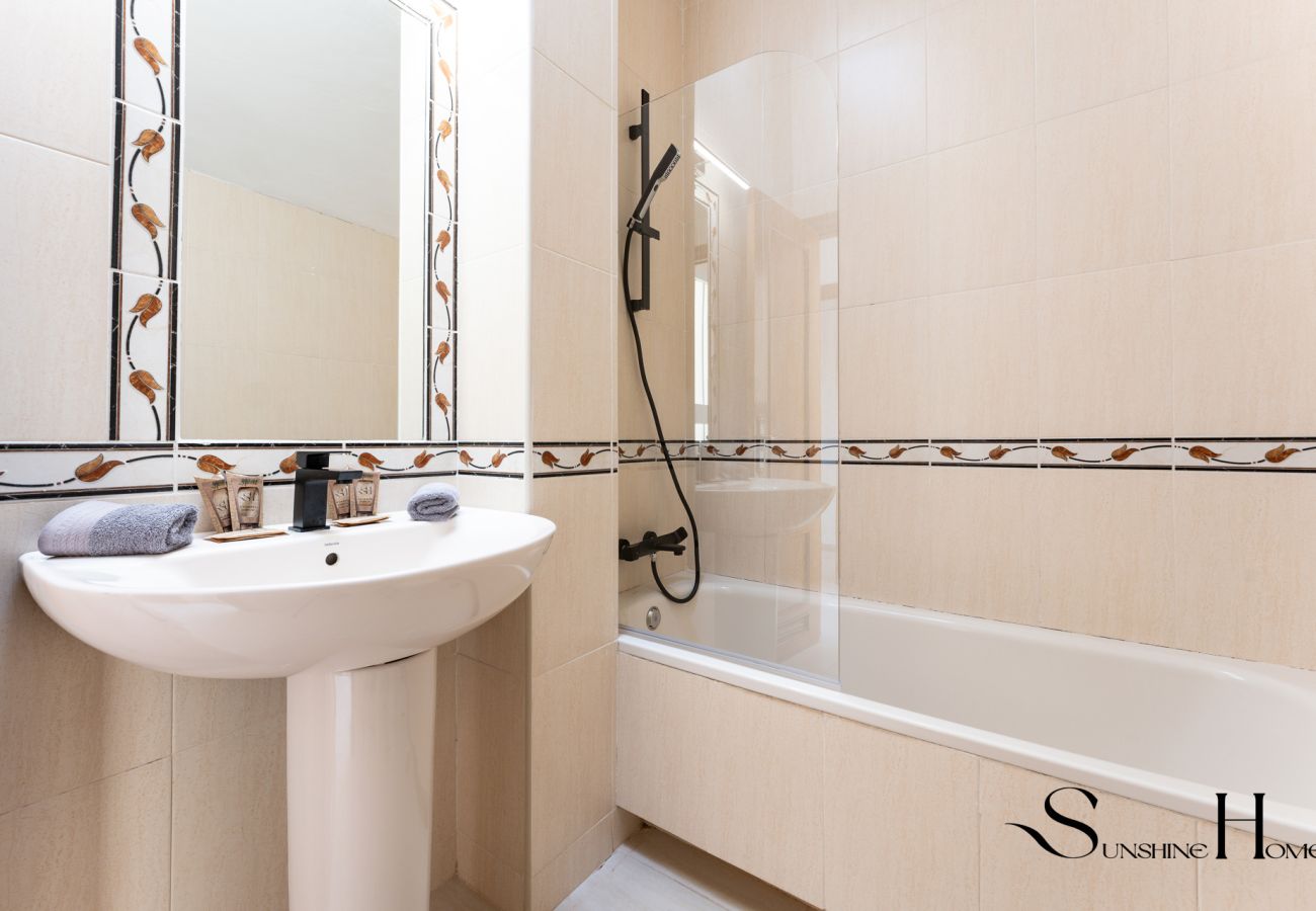 Townhouse in Benalmádena - 3Bd townhouse Jacuzzi , Sea view , pool , private garage 