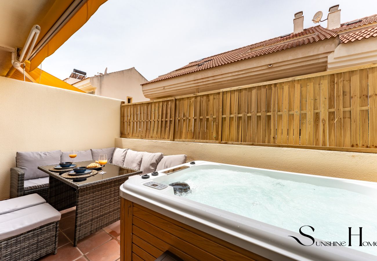 Townhouse in Benalmádena - 3Bd townhouse Jacuzzi , Sea view , pool , private garage 