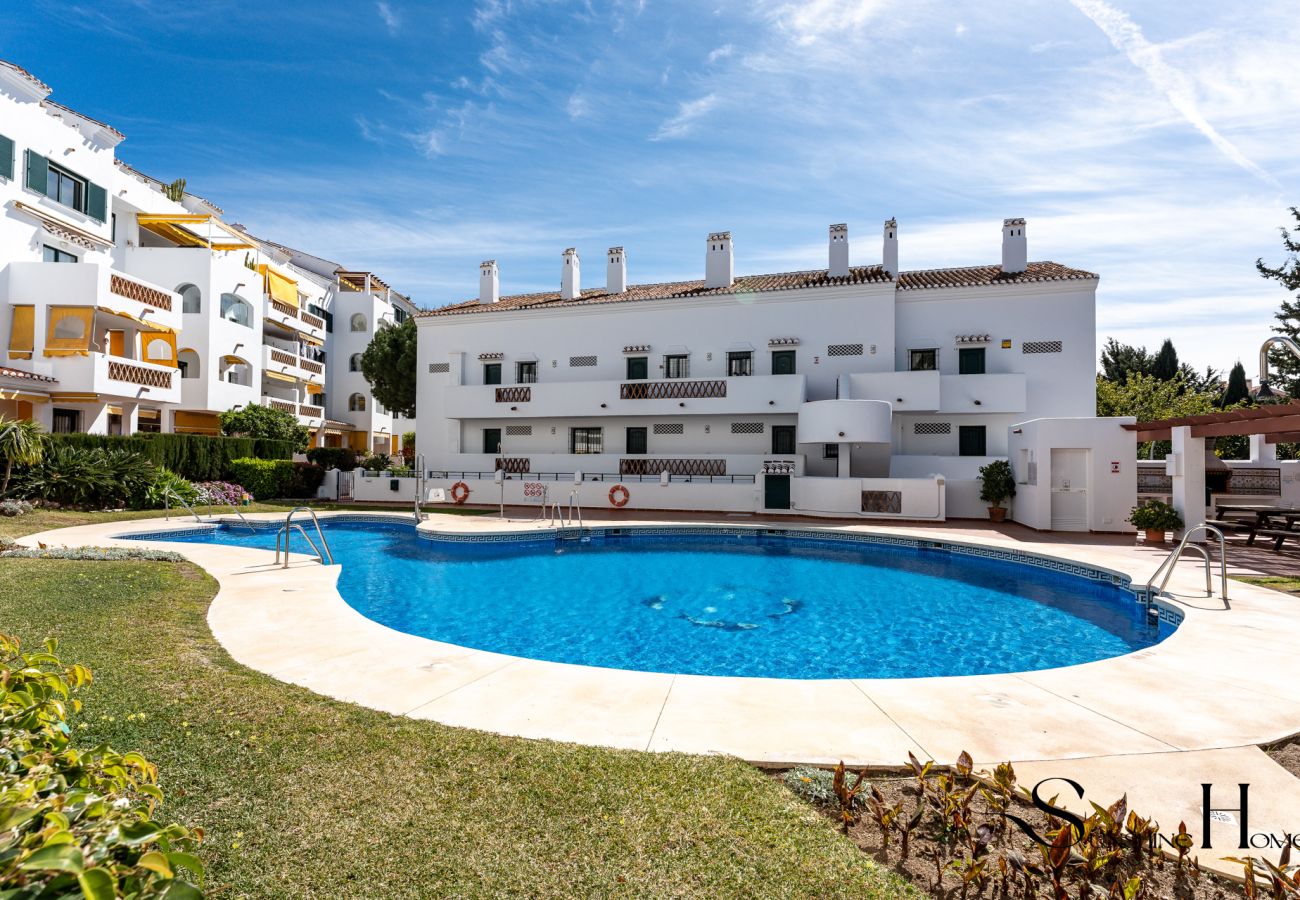 Apartment in Benalmádena - Poolside  2 bedroom apartment sunny retreat 