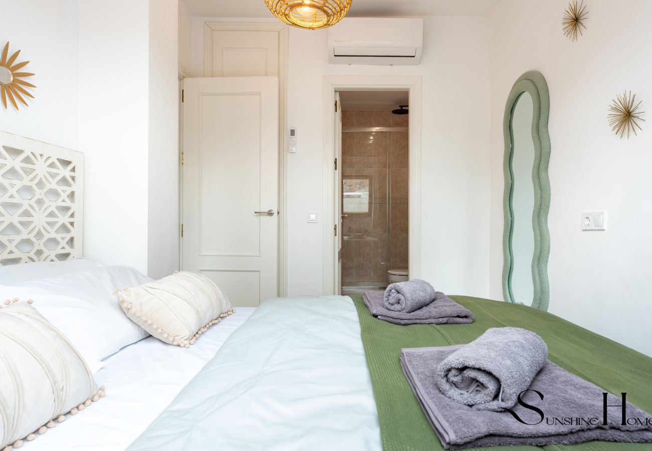 Apartment in Fuengirola - Central Seaside Lux:1min away to beach & Terrace