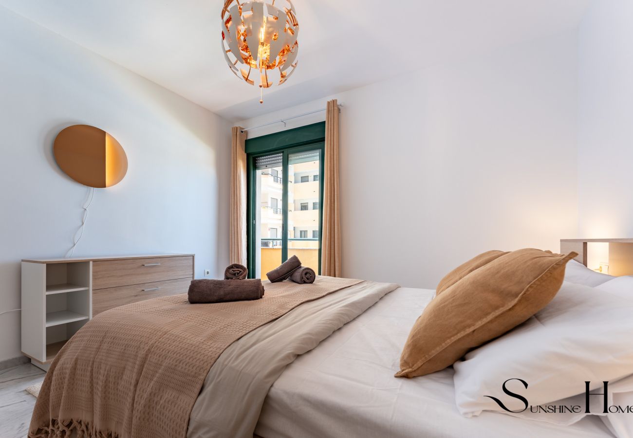 Apartment in Benalmádena - Elegant 2 Bed 2 Bath Apartment , Pool, Views, Parking
