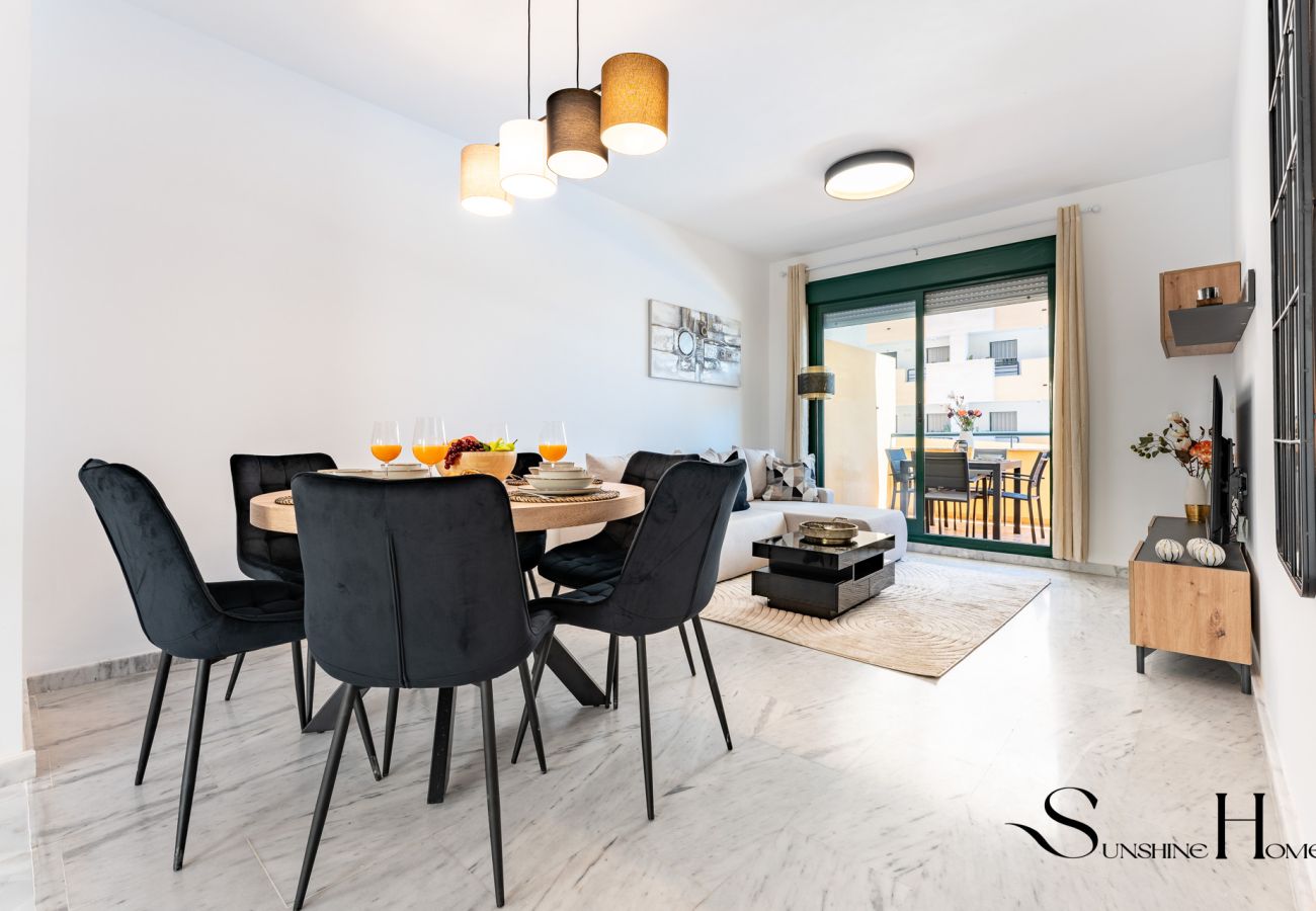Apartment in Benalmádena - Elegant 2 Bed 2 Bath Apartment , Pool, Views, Parking