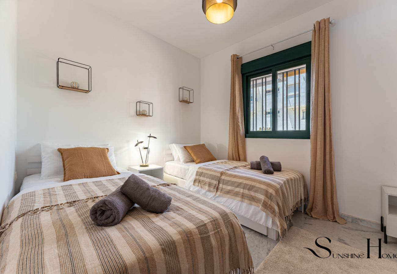 Apartment in Benalmádena - Elegant 2 Bed 2 Bath Apartment , Pool, Views, Parking