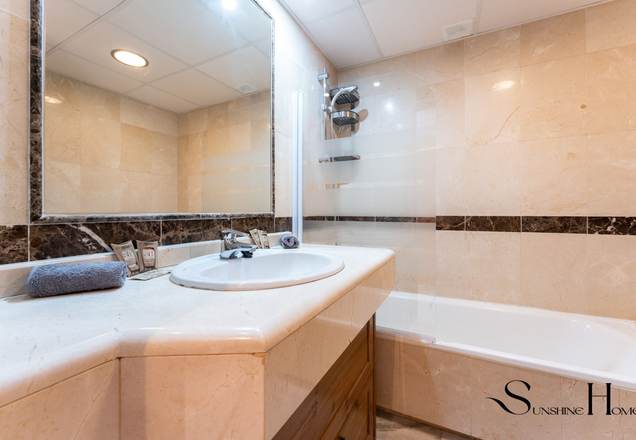 Apartment in Benalmádena - Elegant 2 Bed 2 Bath Apartment , Pool, Views, Parking