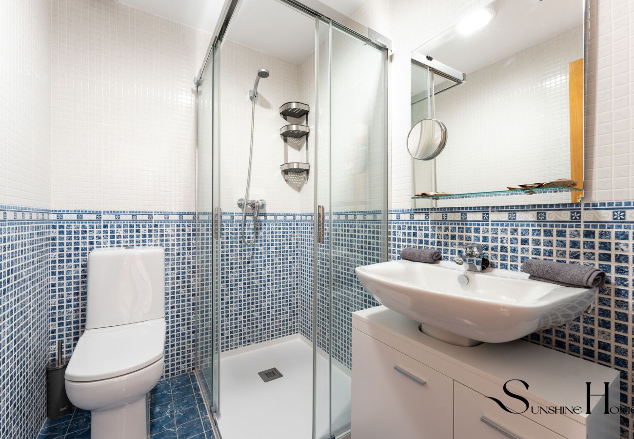 Apartment in Benalmádena - Elegant 2 Bed 2 Bath Apartment , Pool, Views, Parking