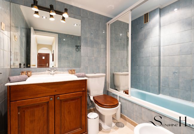 Apartment in Fuengirola - Perfect Location 3 Bedrooms 2 bath, Parking, Pool Apartment in Fuengirola - Perfect Location 3 Bedrooms 2 bath, Parking, Pool