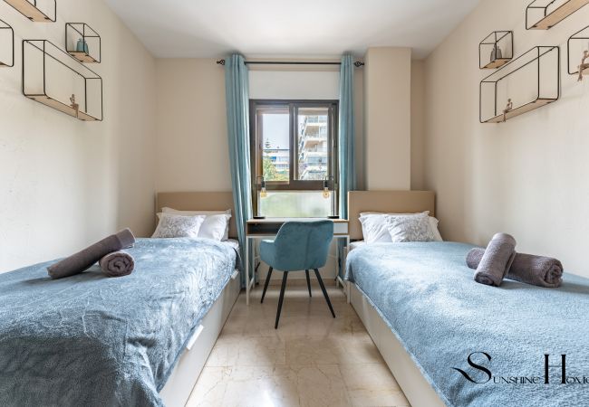 Apartment in Fuengirola - Perfect Location 3 Bedrooms 2 bath, Parking, Pool Apartment in Fuengirola - Perfect Location 3 Bedrooms 2 bath, Parking, Pool