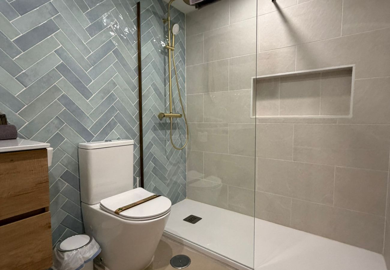 Apartment in Fuengirola - Perfect Location 3 Bedrooms 2 bath, Parking, Pool REF048