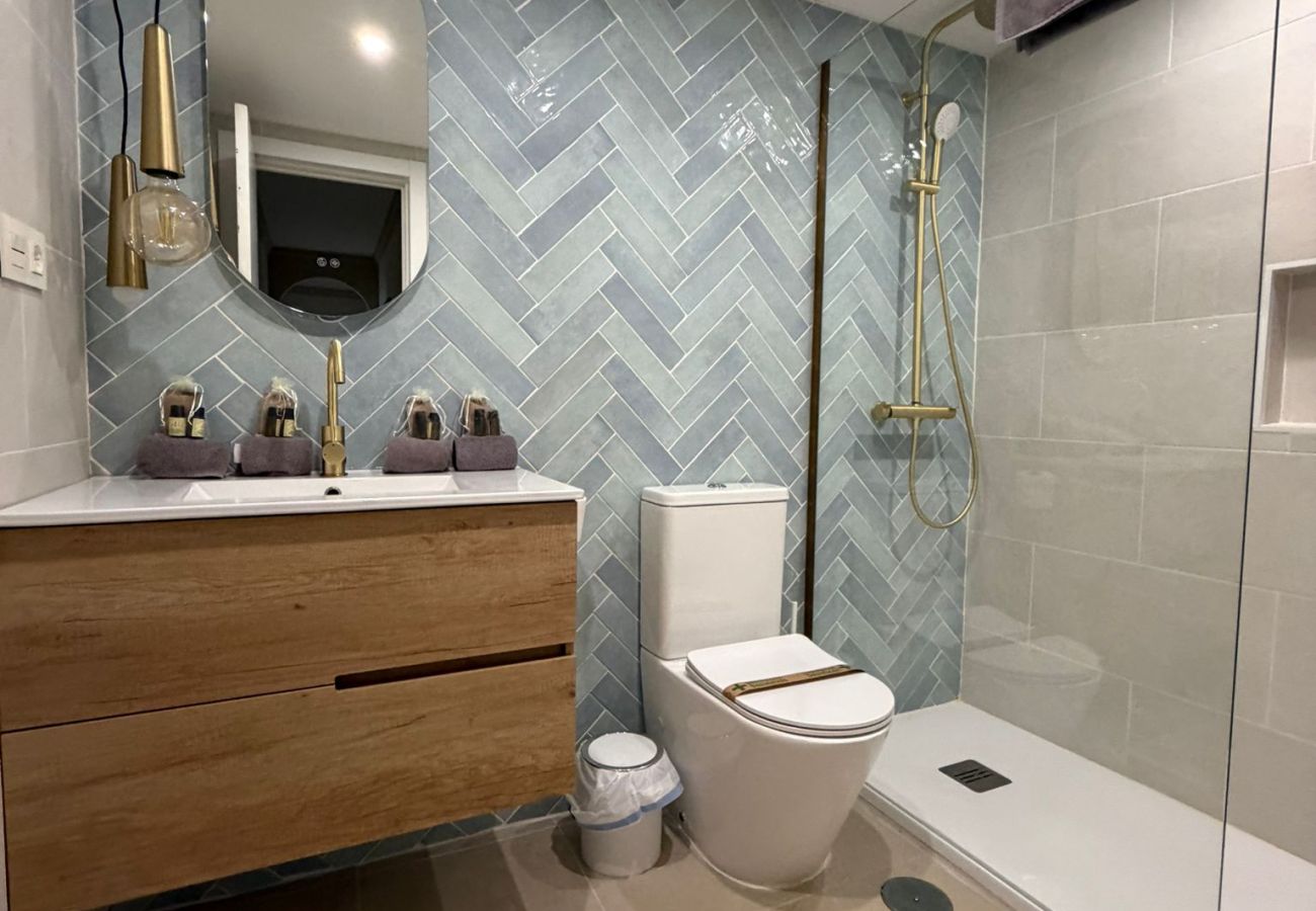 Apartment in Fuengirola - Perfect Location 3 Bedrooms 2 bath, Parking, Pool REF048