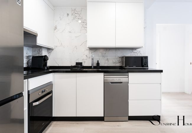 Apartment in Benalmádena - Fancy 2BR Retreat: Pool, Parking, Wonderful Views Apartment in Benalmádena - Fancy 2BR Retreat: Pool, Parking, Wonderful Views