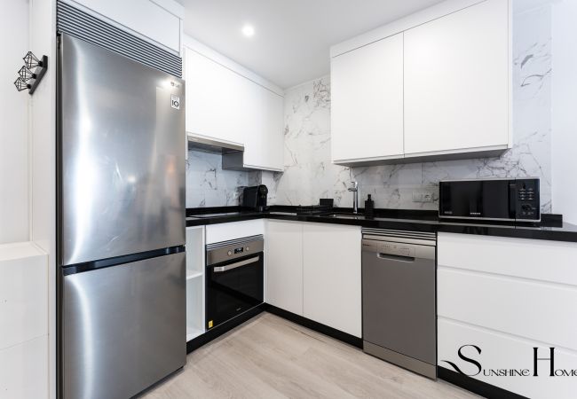 Apartment in Benalmádena - Fancy 2BR Retreat: Pool, Parking, Wonderful Views Apartment in Benalmádena - Fancy 2BR Retreat: Pool, Parking, Wonderful Views