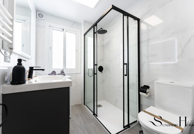 Apartment in Benalmádena - Fancy 2BR Retreat: Pool, Parking, Wonderful Views Apartment in Benalmádena - Fancy 2BR Retreat: Pool, Parking, Wonderful Views