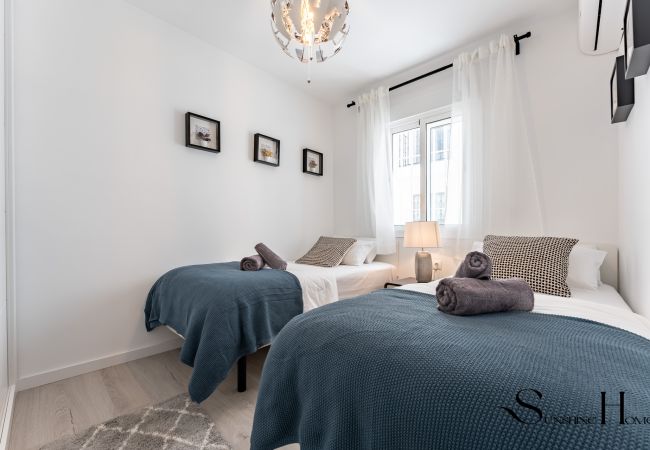 Apartment in Benalmádena - Fancy 2BR Retreat: Pool, Parking, Wonderful Views Apartment in Benalmádena - Fancy 2BR Retreat: Pool, Parking, Wonderful Views