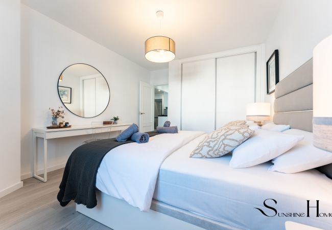 Apartment in Benalmádena - Fancy 2BR Retreat: Pool, Parking, Wonderful Views Apartment in Benalmádena - Fancy 2BR Retreat: Pool, Parking, Wonderful Views