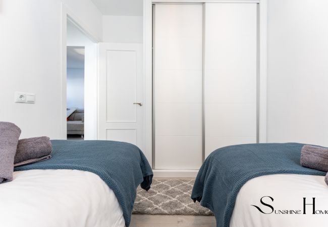 Apartment in Benalmádena - Fancy 2BR Retreat: Pool, Parking, Wonderful Views Apartment in Benalmádena - Fancy 2BR Retreat: Pool, Parking, Wonderful Views