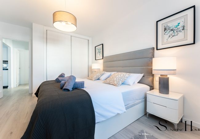 Apartment in Benalmádena - Fancy 2BR Retreat: Pool, Parking, Wonderful Views Apartment in Benalmádena - Fancy 2BR Retreat: Pool, Parking, Wonderful Views