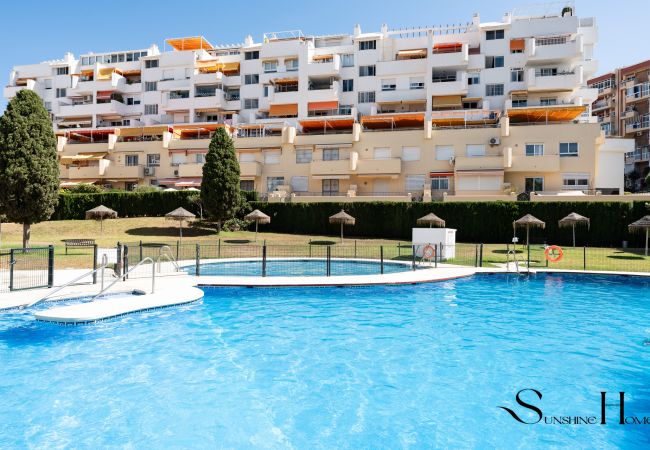 Apartment in Benalmádena - Fancy 2BR Retreat: Pool, Parking, Wonderful Views Apartment in Benalmádena - Fancy 2BR Retreat: Pool, Parking, Wonderful Views