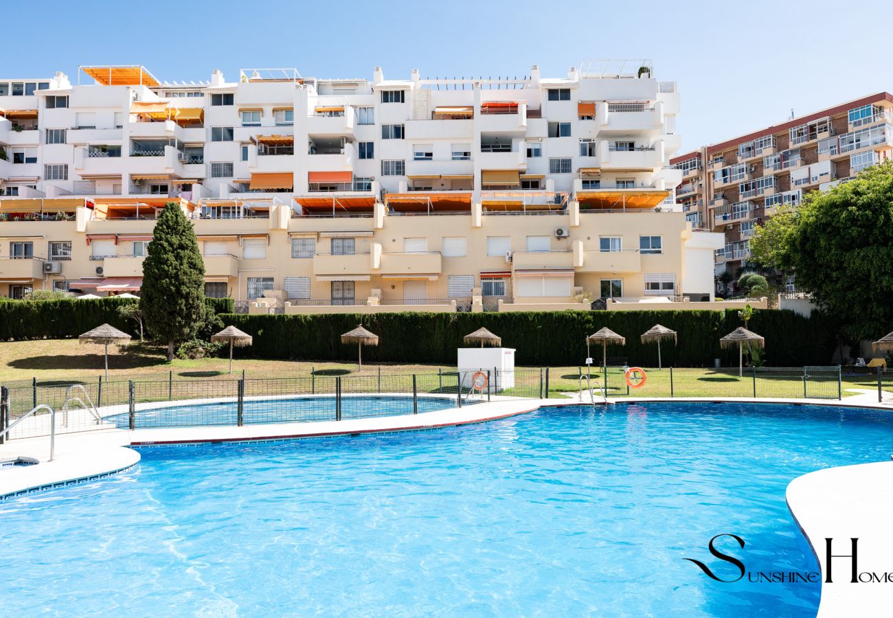 Apartment in Benalmádena - Fancy 2BR Retreat: Pool, Parking, Wonderful Views
