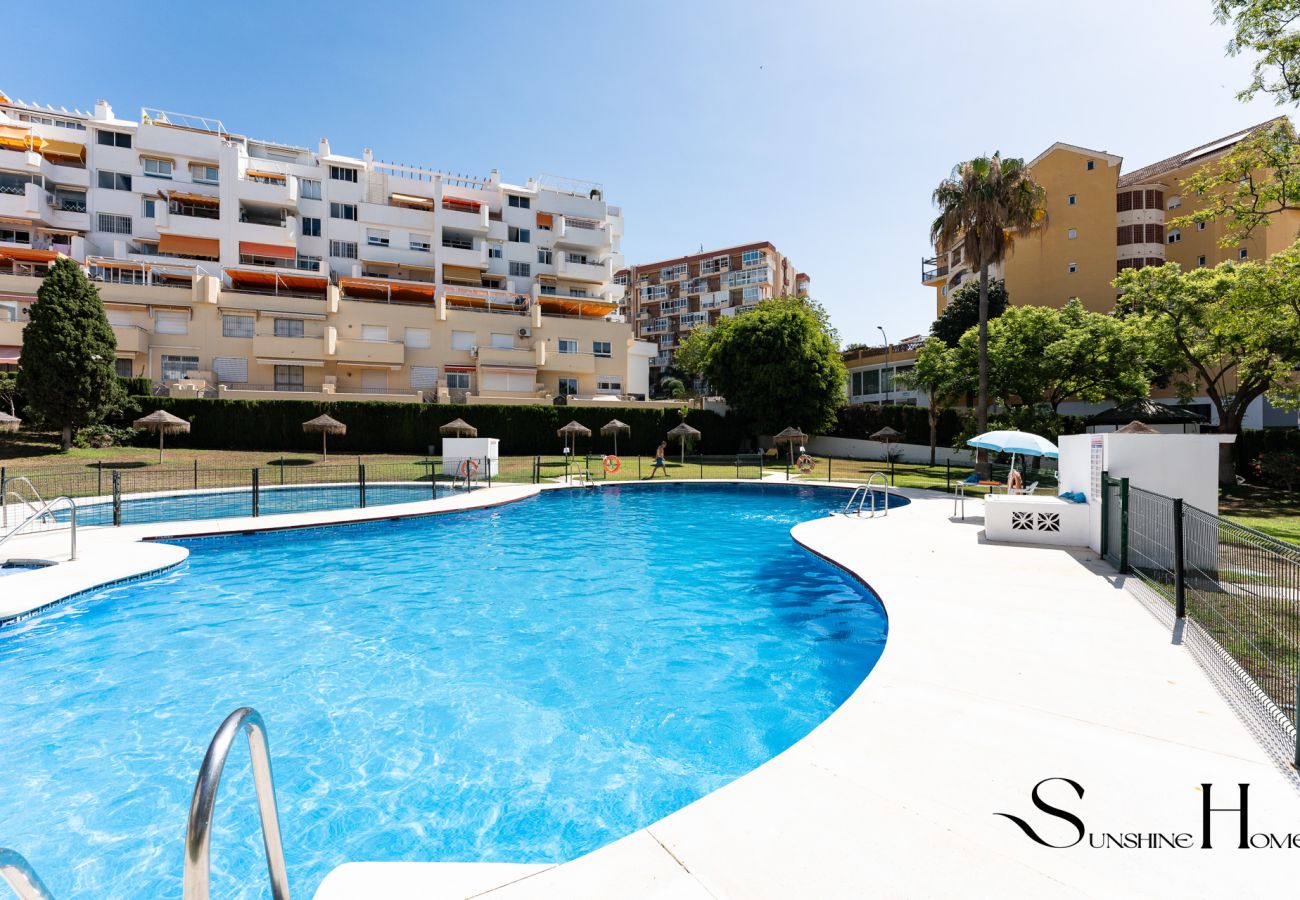 Apartment in Benalmádena - Fancy 2BR Retreat: Pool, Parking, Wonderful Views