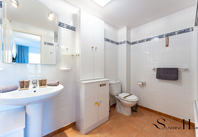 Apartment in Fuengirola - Mountain Views, Pool & Rooftop: Cozy 2BR for 6 Apartment in Fuengirola - Mountain Views, Pool & Rooftop: Cozy 2BR for 6