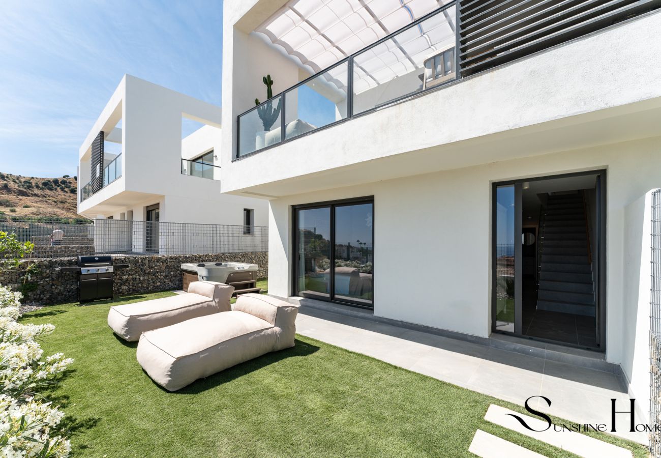 Terraced House in Mijas - Luxury 3-Bed Mijas Villa – Sea View, Pool & Jacuzzi