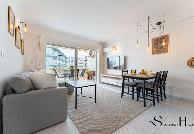 Apartment in Benalmádena - Great Location, Sea View, 2 Bedroom, Steps from the Beach Apartment in Benalmádena - Great Location, Sea View, 2 Bedroom, Steps from the Beach