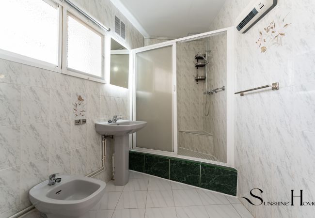 Apartment in Benalmádena - Great Location, Sea View, 2 Bedroom, Steps from the Beach Apartment in Benalmádena - Great Location, Sea View, 2 Bedroom, Steps from the Beach