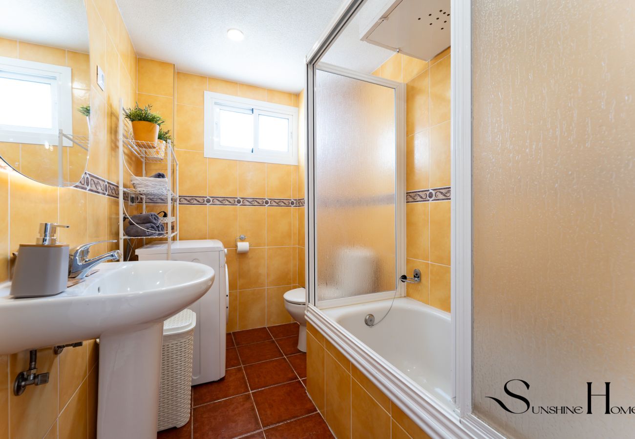 Apartment in Benalmádena - Andalusian-Style 3-Bedroom Apartment with Sea Views in Central Benalmádena