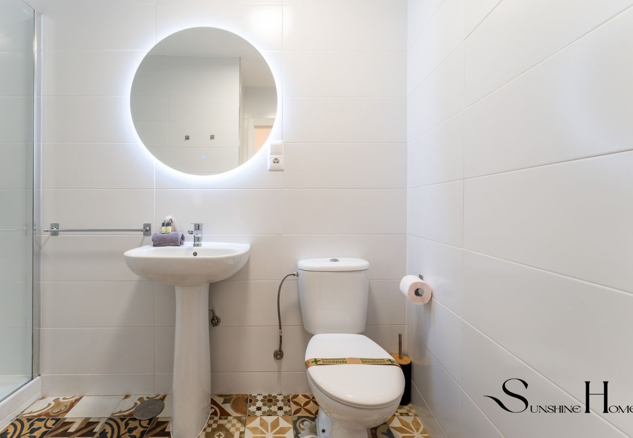 Apartment in Málaga - Modern 2BR Apartment in Málaga Historic Centre – Walk Everywhere REF068