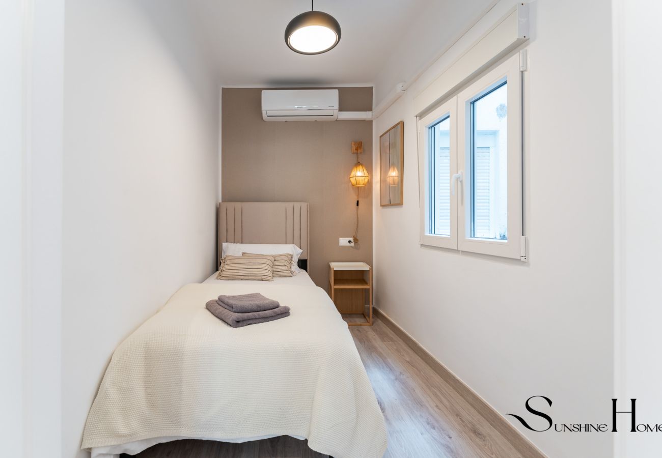 Apartment in Málaga - Modern 2BR Apartment in Málaga Historic Centre – Walk Everywhere REF068