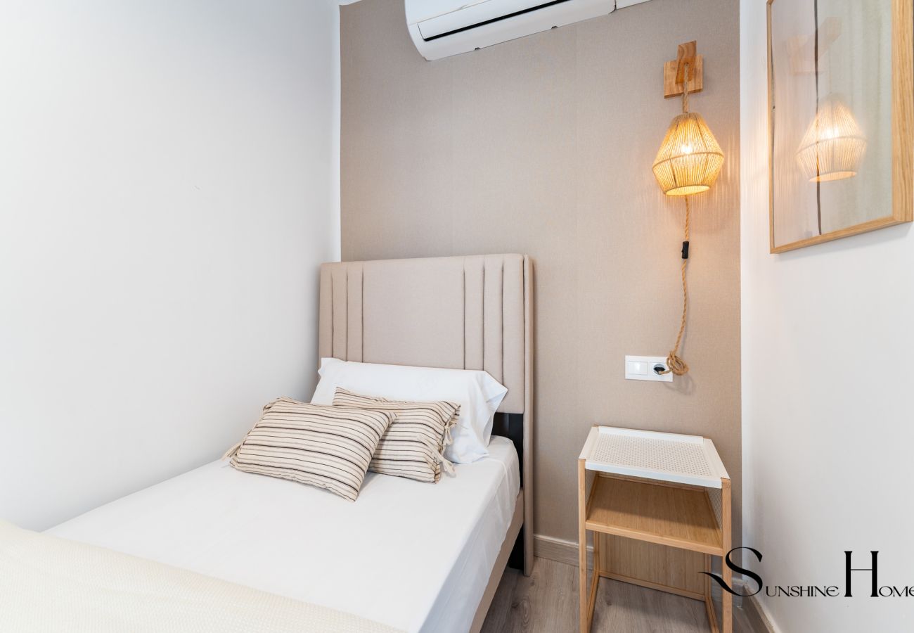 Apartment in Málaga - Modern 2BR Apartment in Málaga Historic Centre – Walk Everywhere REF068