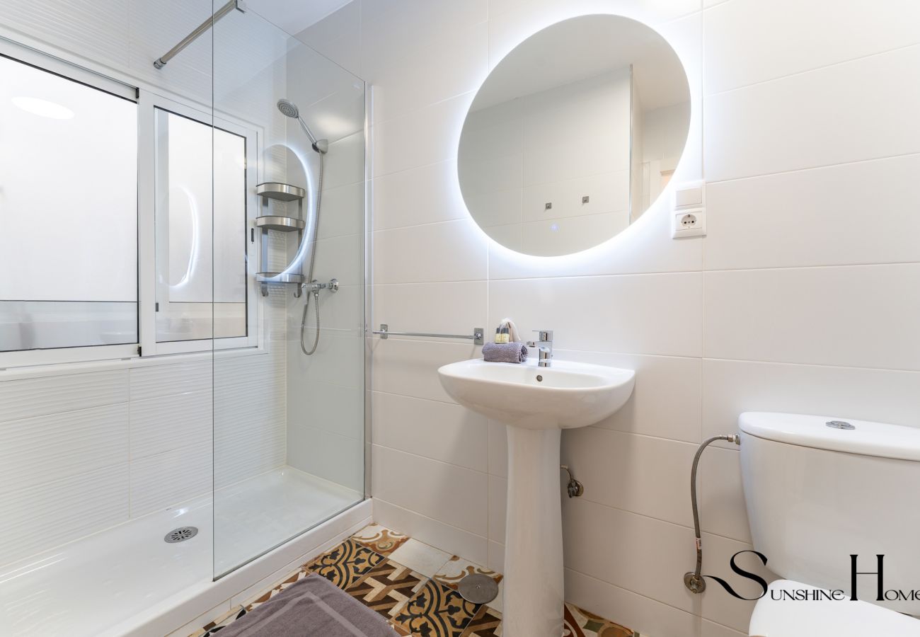 Apartment in Málaga - Modern 2BR Apartment in Málaga Historic Centre – Walk Everywhere REF068